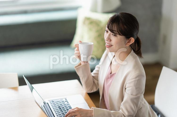 ビジネスウーマン　デスクワーク 女性,パソコン,ノートパソコンの写真素材