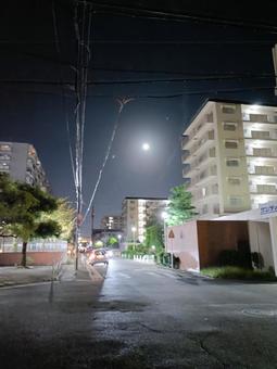 満月と街の風景 満月と街の風景 満月,夜の住宅街,夜景の写真素材