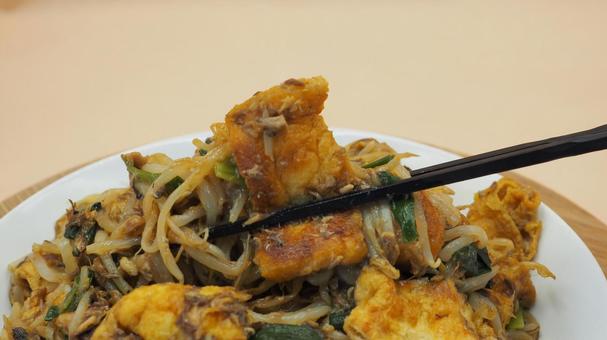 手作り・もやしと鯖と油揚げのカレー炒め もやしと鯖と油揚げのカレー炒め,手作り,もやしの写真素材