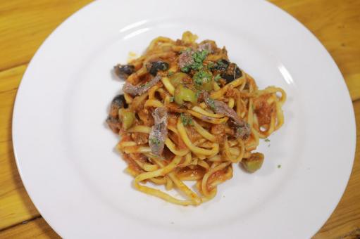 アンチョビとオリーブのトマトソースパスタ アンチョビとオリーブのトマトソースパスタの写真