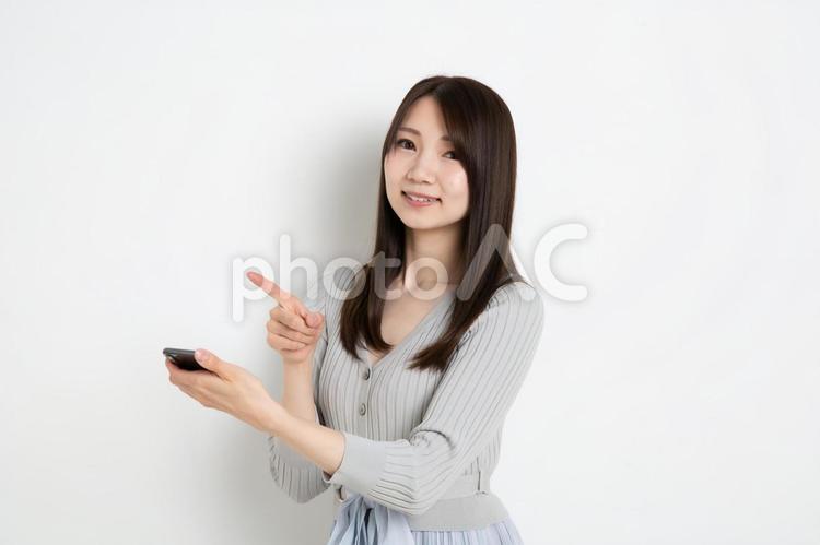 スマートフォンで検索をしている若い女性 女性,女の子,女の写真素材