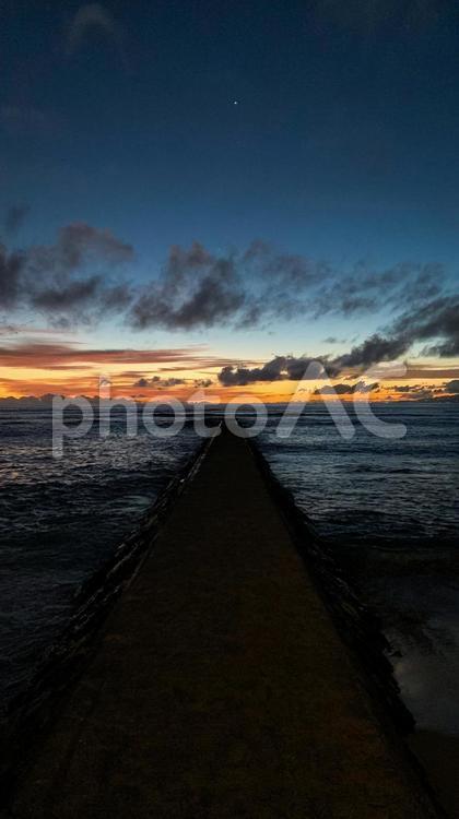 夕焼けの空と海に続く道 夕焼け,海,空の写真素材