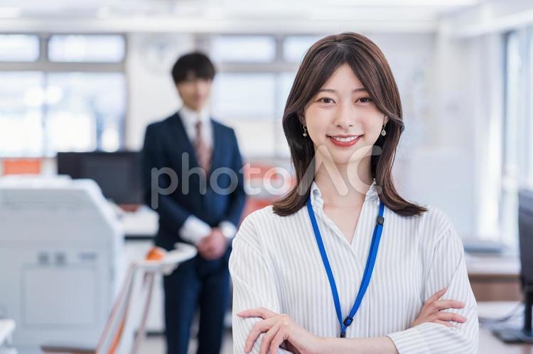 腕組みをするビジネスウーマン。 女性,ビジネスウーマン,ビジネスの写真素材