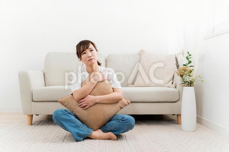 家で不満を抱えるアジア人女性 不満,疑問,なぜの写真素材