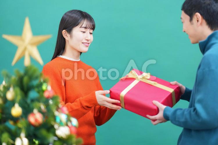 プレゼントを男性に渡す女性 夫婦,人物,男性の写真素材