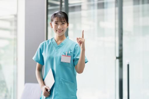 病院で働く若い女性医師 病院で働く若い女性医師 若い,医師,女性の写真素材