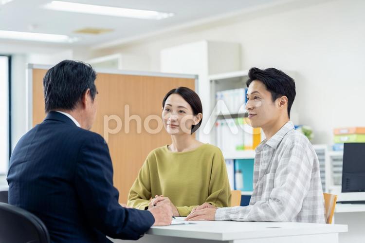 相談するミドルの夫婦 夫婦,相談,カウンセリングの写真素材