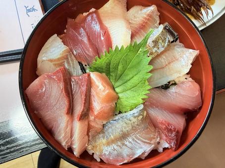 海鮮丼 刺し身,ブリ,海鮮丼の写真素材