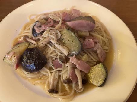 ナスとベーコンとキノコのパスタ ナスとベーコンとキノコのパスタの写真