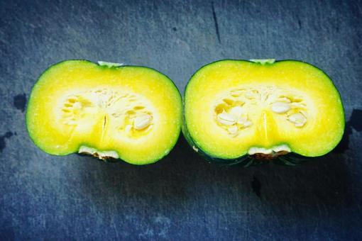 摘果したかぼちゃの断面 摘果したかぼちゃの断面 摘果,かぼちゃ,断面の写真素材