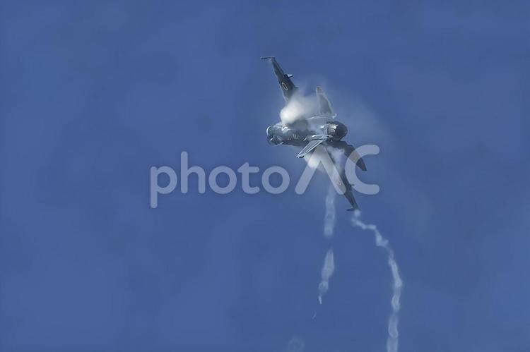 F-2戦闘機機動飛行 fー2,戦闘機,空自の写真素材