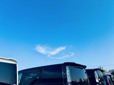 ショッピングモールの駐車場の車と青空 空,青空,晴れの写真素材
