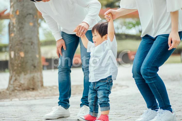 手を繋いで歩く家族 赤ちゃん,子供,息子の写真素材