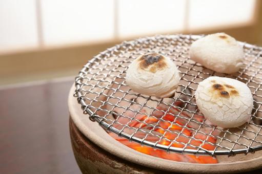 七輪でじっくり焼いたもち 七輪でじっくり焼いたもち 焼き餅,もち,餅の写真素材