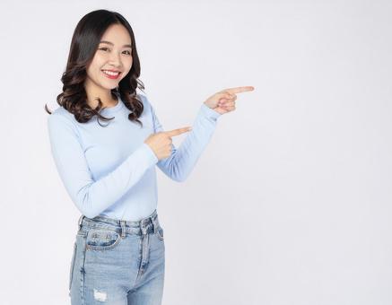 ポイントを指差す笑顔の女性 ポイントを指差す笑顔の女性の写真