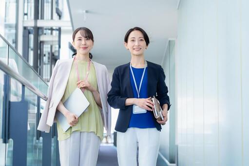 オフィスで仕事をするビジネスウーマン ビジネス,会議,ビジネスウーマンの写真素材