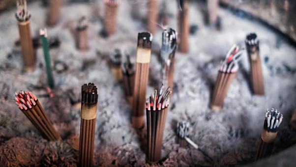 線香を灯す 景色,風景,匂いの写真素材