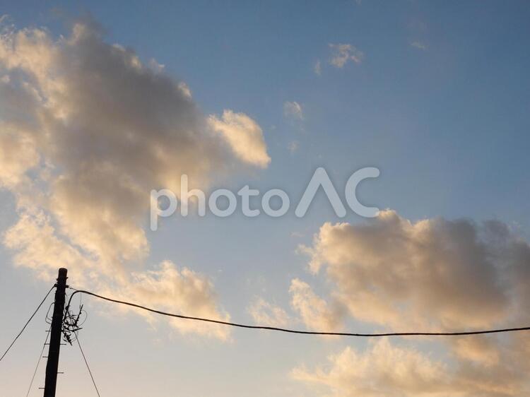 夕焼雲と電信柱 夕焼雲,電信柱,夕景の写真素材