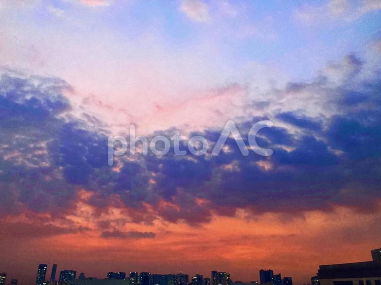 空模様・もくもくの雲と夕焼け 夕焼け,夕焼け空,空の写真素材