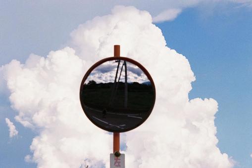 カーブミラーの写真 カーブミラーの写真 夏,カーブミラー,雲の写真素材