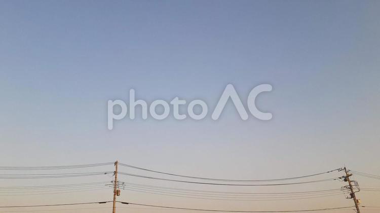 夕方の空と電信柱 夕方,空,電信柱の写真素材