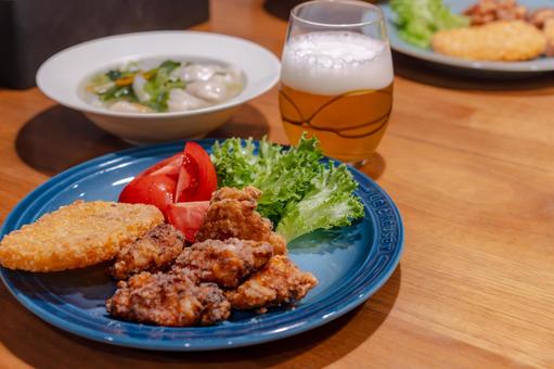 唐揚げと餃子スープとビールの夕食 唐揚げと餃子スープとビールの夕食 夕食,唐揚げ,餃子の写真素材