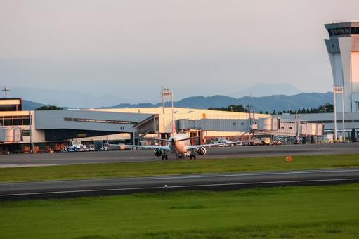 空のグラデーションと鋼の翼 空のグラデーションと鋼の翼 飛行機,航空機,旅客機の写真素材