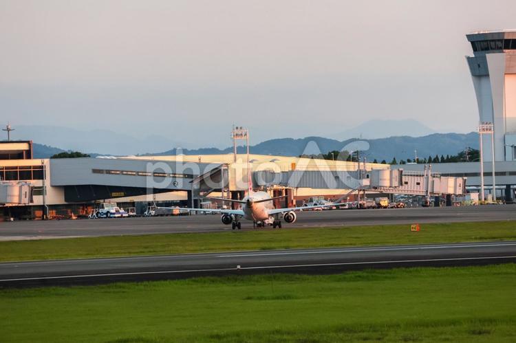 空のグラデーションと鋼の翼 飛行機,航空機,旅客機の写真素材