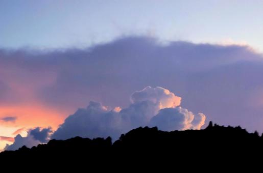 夕焼けと夜空が混ざる夏の空 夕焼けと夜空が混ざる夏の空の写真