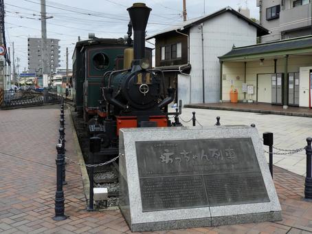 道後温泉駅前に停まる坊っちゃん列車 道後温泉駅前に停まる坊っちゃん列車の写真