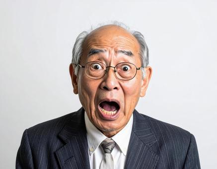 口を開けて目を見開いて驚くメガネの老人 口を開けて目を見開いて驚くメガネの老人の写真