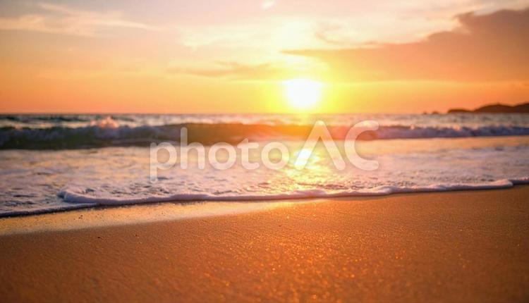 太陽が沈む夕暮れの海辺、サンセットビーチ 海,夕日,夕暮れの写真素材