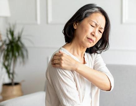 肩が痛い女性の写真