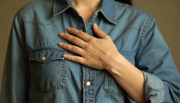 真心のイメージ 胸の前で手をあわせる女性 真心のイメージ 胸の前で手をあわせる女性の写真
