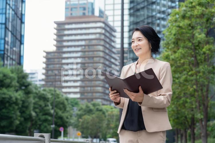 オフィス街で働くミドルのビジネスウーマン ビジネス,女性,ビジネスウーマンの写真素材