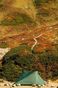 Autumn leaves of Mt. Tateyama seen from Raichozawa Campground, JPG