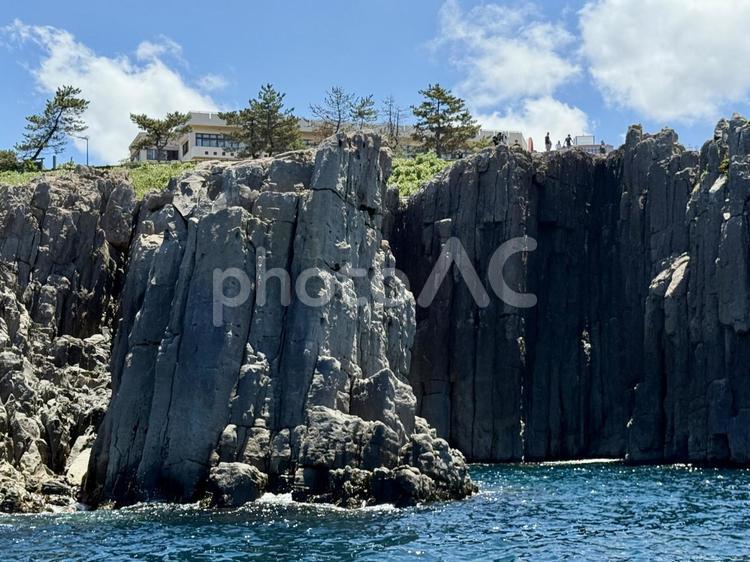 遊覧船から見た福井県東尋坊　夏の岸壁 柱状節理,水面,遊覧船の写真素材