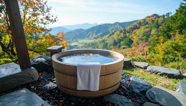紅葉した落葉が舞い落ちる露天風呂の風呂桶 紅葉した落葉が舞い落ちる露天風呂の風呂桶の写真