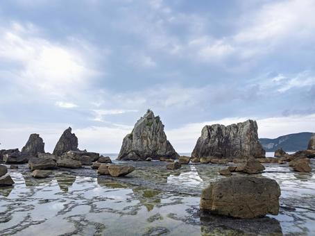 曇り空に映える橋杭岩 曇り空に映える橋杭岩 橋杭岩,和歌山,奇岩の写真素材