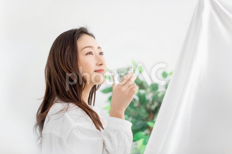 水を飲む女性 水,飲む,女性の写真素材