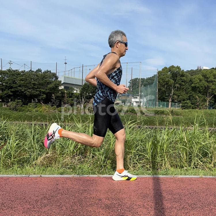 マラソン大会で走る男性ランナー 男性,男,走るの写真素材
