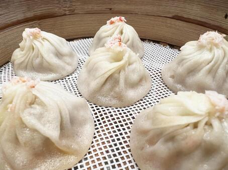 蒸篭の中の蒸したての美味しそうな蟹小籠包 蟹,小籠包,せいろの写真素材