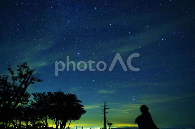 大台ケ原山　星空と旅人 天体,星空,星の写真素材