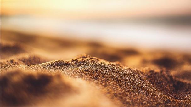 黄金色に輝く砂浜のクローズアップ 黄金色に輝く砂浜のクローズアップの写真