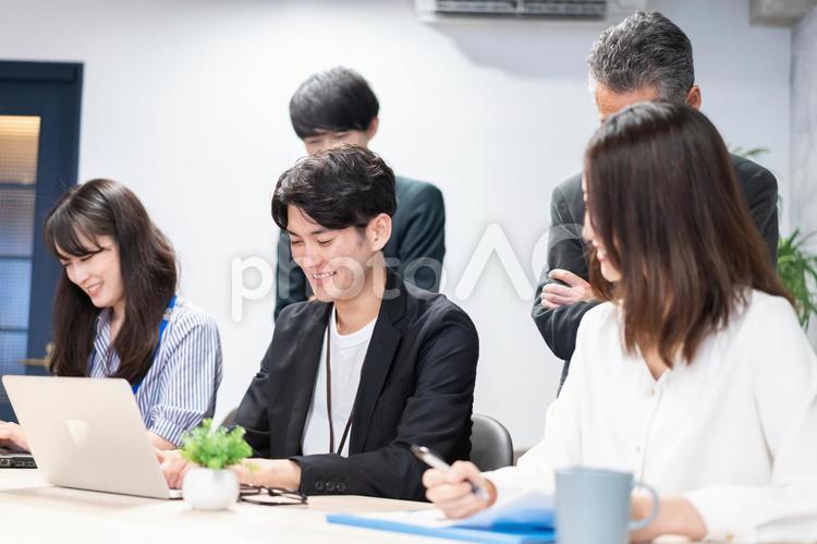 オフィスで打ち合わせをするオフィスワーカー ビジネスシーン,ビジネス,会議の写真素材