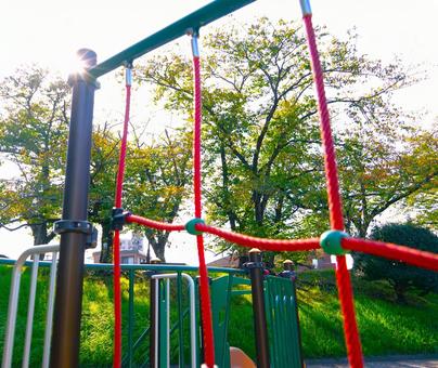 遊具と初秋の光芒 遊具と初秋の光芒の写真