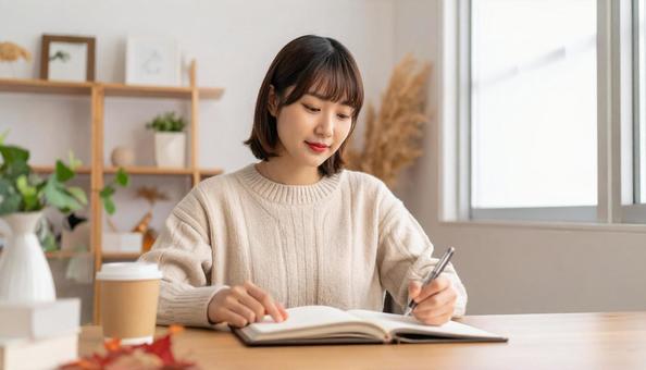 秋、部屋の中で勉強する日本人女性 秋、部屋の中で勉強する日本人女性の写真