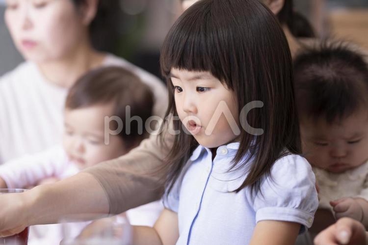 ご飯を食べて楽しむ女の子 キッズカフェ,子供,親子カフェの写真素材