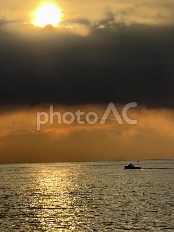 夕焼けの海と小舟 海,夕日,夕暮れの写真素材