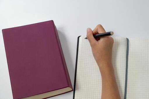ノートに書く女性の手と本 書く,ノート,本の写真素材